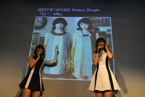 ちょうど8年前に発売されたリサ（右）加入前のデビューシングル「U ▽ Me」（▽はハートマーク）について振り返るレナ（左）。