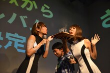 8本のロウソクを吹き消すバニラビーンズ。