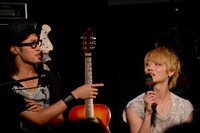 左からわちゅ～（B）、TSUBASA（Vo）。