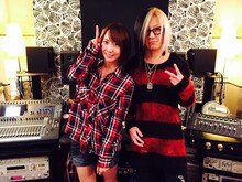 左から藍井エイル、HISASHI（GLAY）。