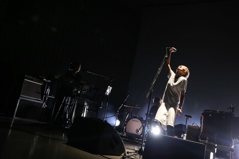 ハルカトミユキ「フリーライブ‘ひとり×3000’」の様子。（Photo by Taku Fujii）