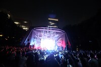 ハルカトミユキ「フリーライブ‘ひとり×3000’」の様子。（Photo by Taku Fujii）