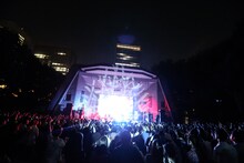 ハルカトミユキ「フリーライブ‘ひとり×3000’」の様子。（Photo by Taku Fujii）