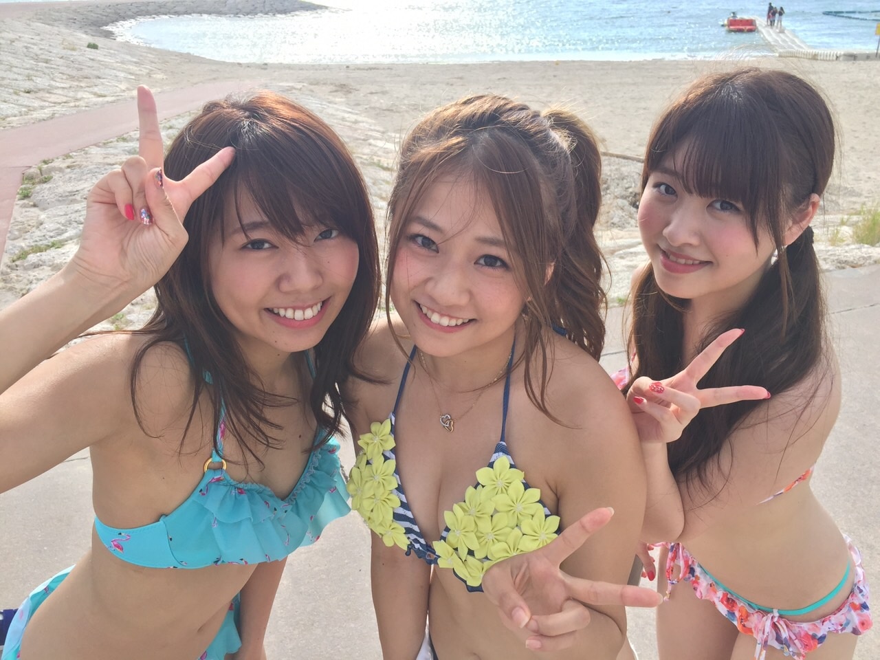 人気画像3位は「AKB島田晴香、中村麻里子、中西智代梨がTeam 8を“パパラッチ”」より、LoGiRL「AKB48Team88!!2015夏 全国横断！島田★中村★中西のTeam88ラッチ!! ～彼女たちの“ひと夏”を繋ぐロードムービー～」の番組収録の様子。左から中村麻里子（チームA）、島田晴香（チームK）、中西智代梨（チームA）。(c)テレビ朝日