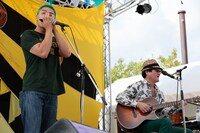 左から千賀太郎（monster大陸）、内田勘太郎（憂歌兄弟）。（撮影：古川喜隆）