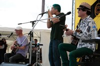 憂歌兄弟と千賀太郎（monster大陸）。（撮影：古川喜隆）