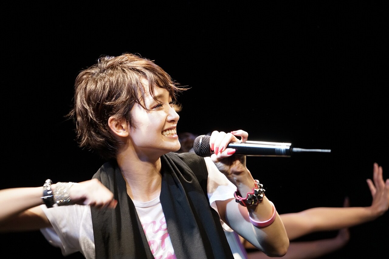 剛力彩芽、ファン200人を前に7曲パフォーマンス