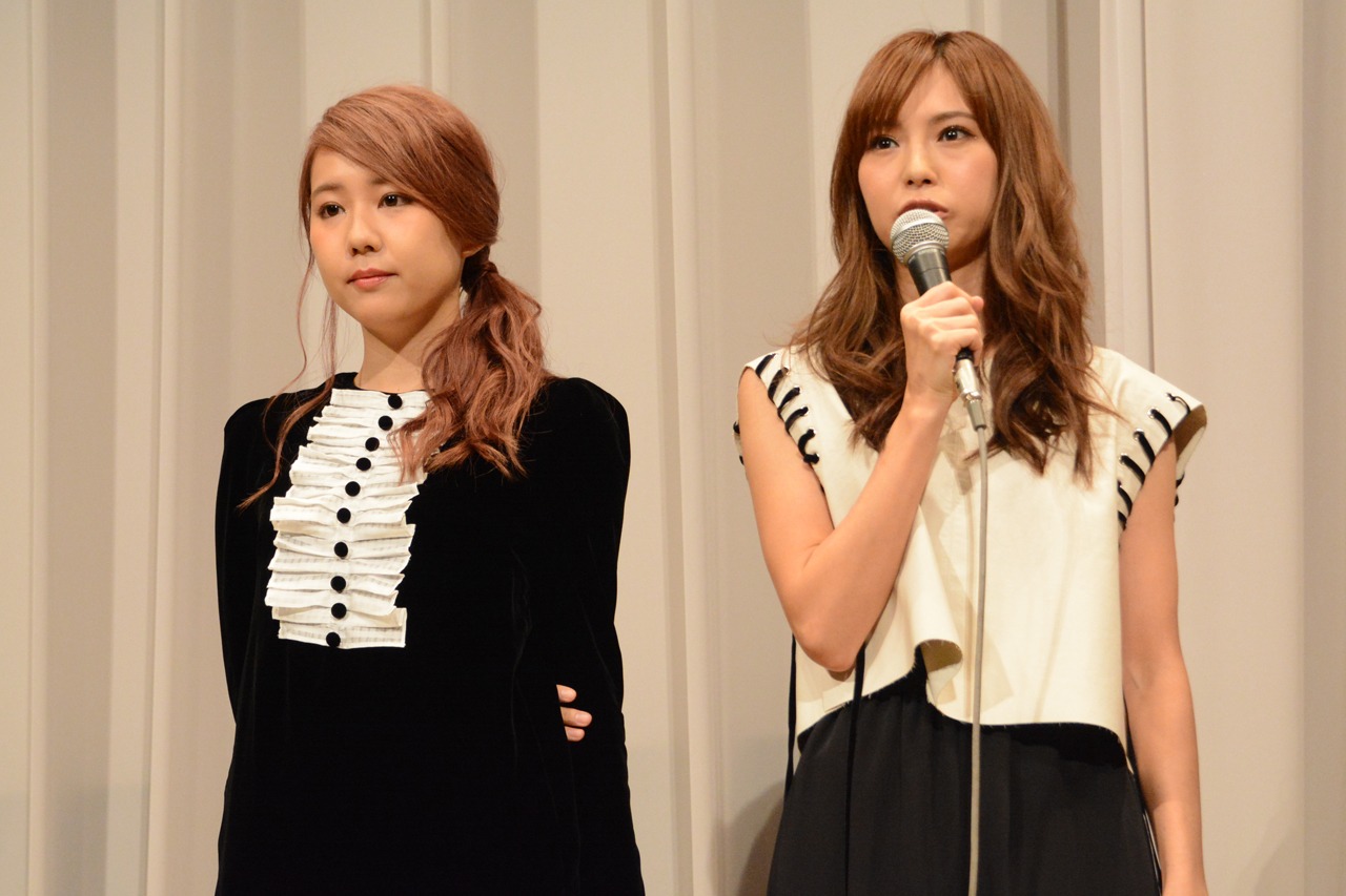 左よりTOMOMI（B, Vo）、HARUNA（Vo, G）。