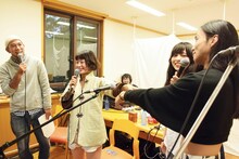 J-WAVE生中継を行うグローバー義和、コムアイ（水曜日のカンパネラ）、Licaxxx、Seiho。（写真提供：りんご音楽祭実行委員会）