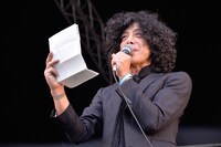 「中津川 THE SOLAR BUDOKAN 2015」初日、開会宣言をする佐藤タイジ（シアターブルック）。（撮影：岡村直昭）