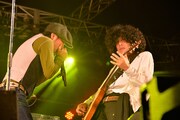 左から藤井フミヤ、佐藤タイジ（シアターブルック）。（撮影：岡村直昭）