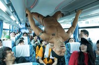 シャトルバスの中でパフォーマンスする花形ハヤシのダンサー・先輩。 （写真提供：りんご音楽祭実行委員会）