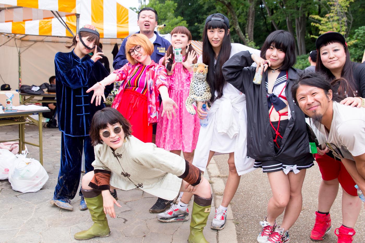 物販コーナーに登場した出演者たち。 （写真提供：りんご音楽祭実行委員会）