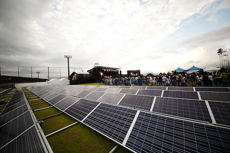 会場中に設置されたソーラーパネル。（撮影：平野大輔）