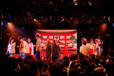 “リップおみくじ”を引くために列をなすオーディエンス。 （撮影：オノツトム）