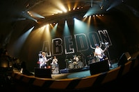 ABEDONのライブの様子。（撮影：山本倫子）