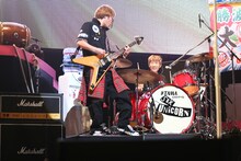 左よりABEDON（Key）、川西幸一（Dr）。（撮影：山本倫子）