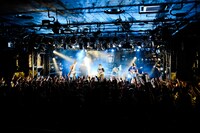 ドラマチックアラスカ「アラスカナイズワンマンツアー 2015『シティーポップをはじめよう』」大阪公演の様子。（撮影：橋本塁）