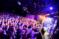 ドラマチックアラスカ「アラスカナイズワンマンツアー 2015『シティーポップをはじめよう』」大阪公演の様子。（撮影：橋本塁）