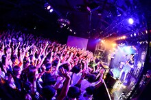 ドラマチックアラスカ「アラスカナイズワンマンツアー 2015『シティーポップをはじめよう』」大阪公演の様子。（撮影：橋本塁）