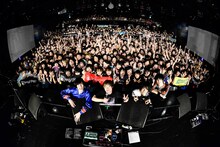 ドラマチックアラスカ「アラスカナイズワンマンツアー 2015『シティーポップをはじめよう』」大阪公演の様子。（撮影：橋本塁）