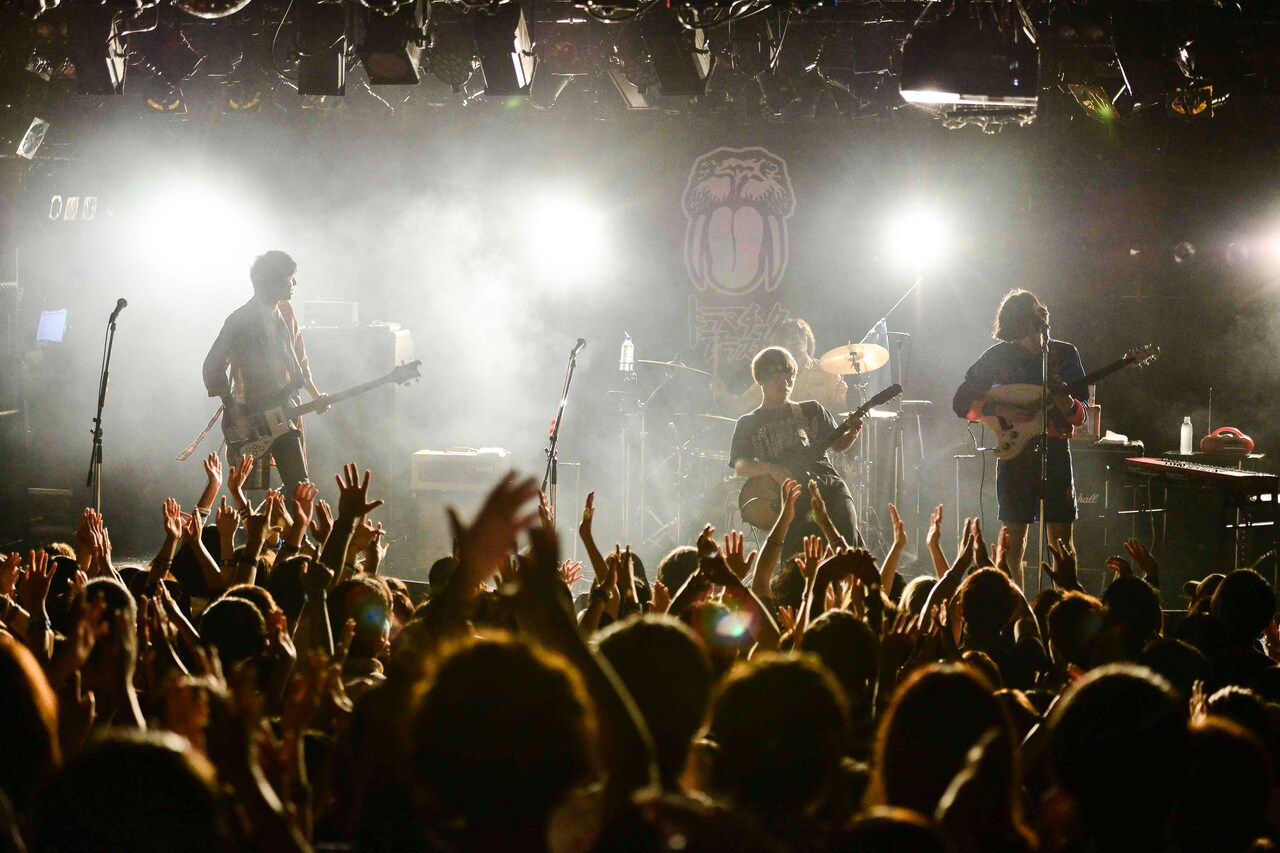 ドラマチックアラスカ「アラスカナイズワンマンツアー 2015『シティーポップをはじめよう』」大阪公演の様子。（撮影：橋本塁）