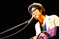 滝田周（Vo, Key）（撮影：浜野カズシ）