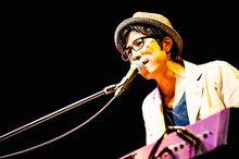 滝田周（Vo, Key）（撮影：浜野カズシ）