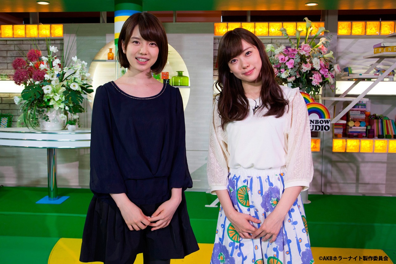 弘中綾香アナウンサー（左）と渡辺美優紀（右）。(c)AKBホラーナイト製作委員会