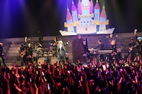 「UNDER THE LIVE 2015 -UNDERBAR LAND-」東京・TOKYO DOME CITY HALL公演の様子。（提供：EXIT TUNES）