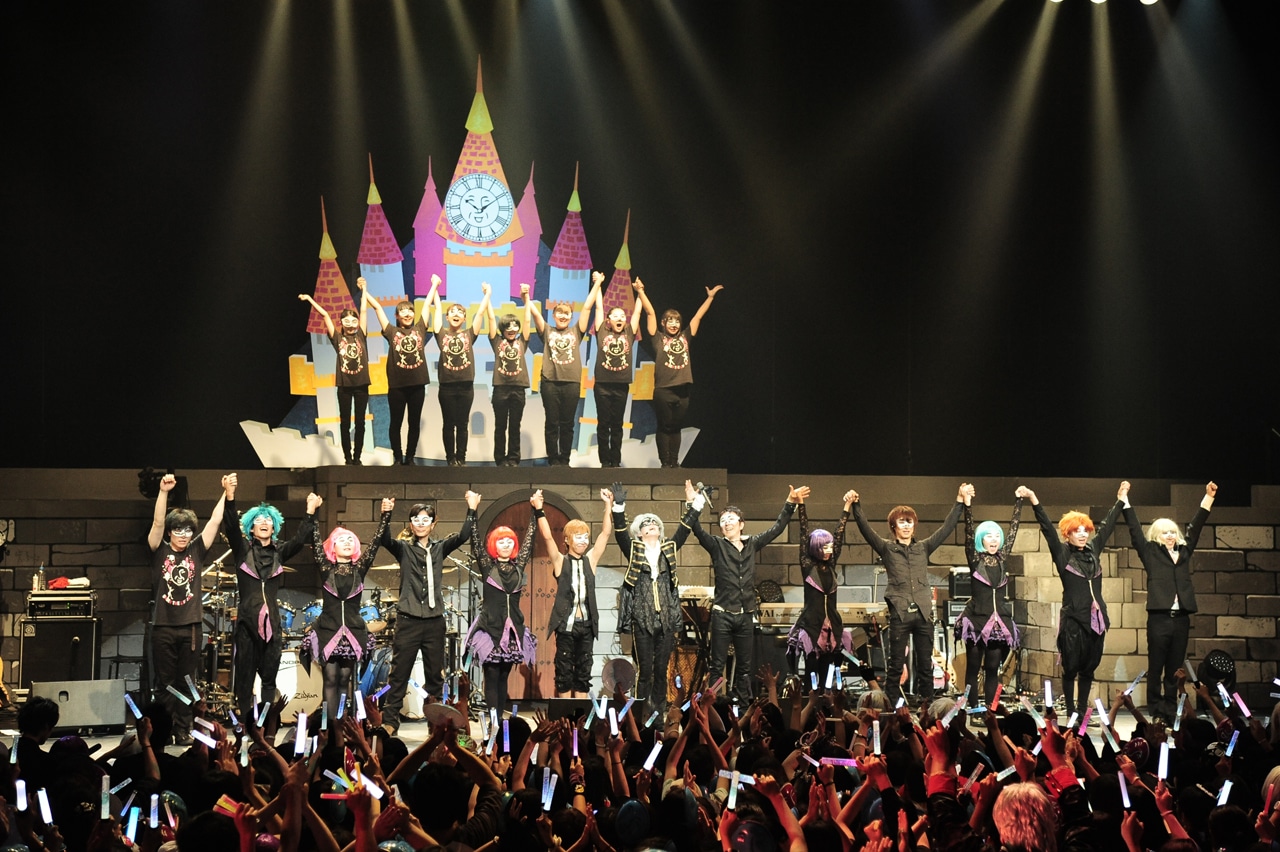 「UNDER THE LIVE 2015 -UNDERBAR LAND-」東京・TOKYO DOME CITY HALL公演の様子。（提供：EXIT TUNES）