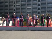 「第4回東京拘置所矯正展～『まち』とともに～」でのテープカットの様子。