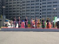 「第4回東京拘置所矯正展～『まち』とともに～」でのテープカットの様子。