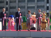 「第4回東京拘置所矯正展～『まち』とともに～」でのテープカットの様子。