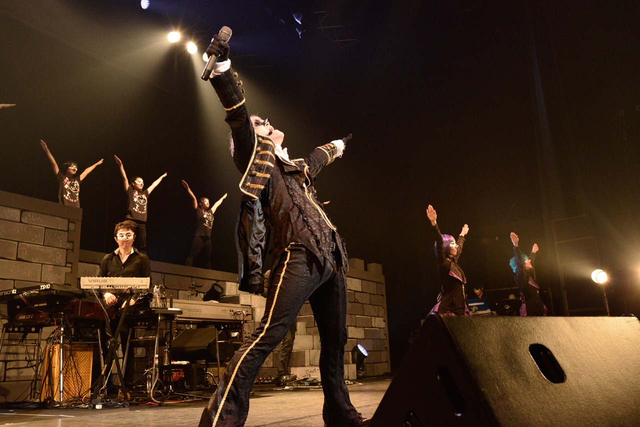 「UNDER THE LIVE 2015 -UNDERBAR LAND-」東京・TOKYO DOME CITY HALL公演の様子。（提供：EXIT TUNES）