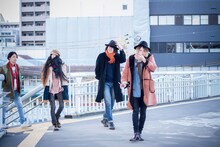 踊ってばかりの国。一番左が佐藤謙介（Dr）。