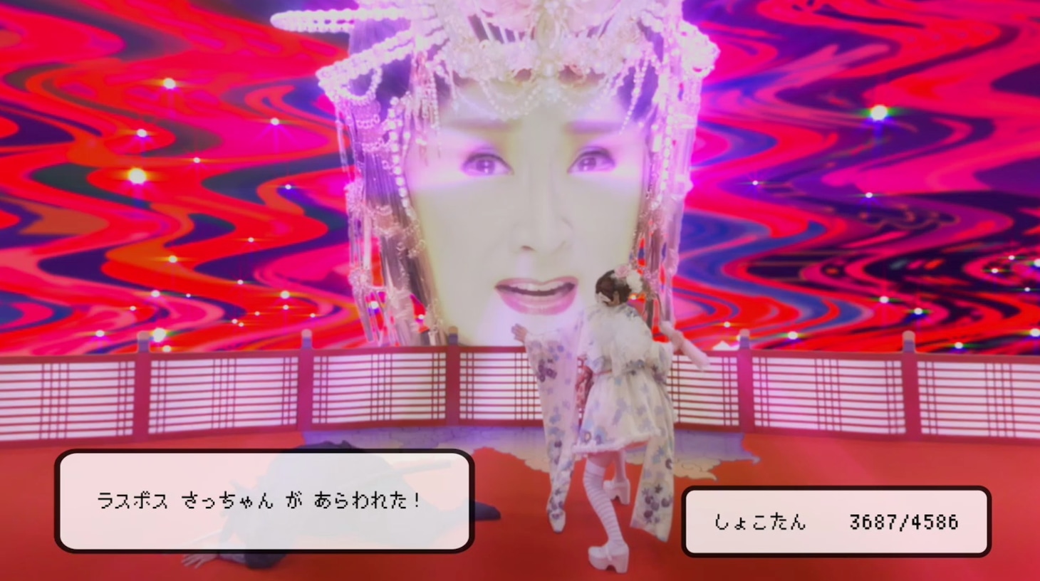 しょこたん▼さっちゃん「無限∞ブランノワール」ミュージックビデオより、中川翔子と巨大化した小林幸子とのバトルシーン。