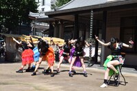 さんみゅ～による「トゲトゲ」歌唱の様子。