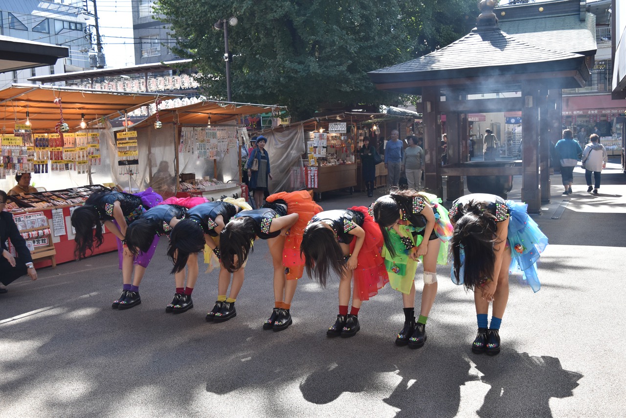 本堂に向けて深々と一礼するさんみゅ～。