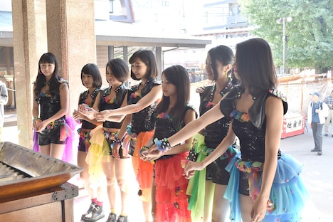 賽銭を投げるメンバーたち。