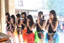 東京・とげぬき地蔵尊 高岩寺にてシングルのヒット祈願をするさんみゅ～。