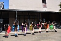 さんみゅ～による「トゲトゲ」歌唱の様子。