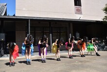 さんみゅ～による「トゲトゲ」歌唱の様子。