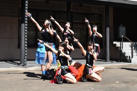 さんみゅ～による「トゲトゲ」歌唱の様子。