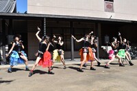 さんみゅ～による「トゲトゲ」歌唱の様子。