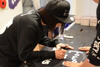 2.5 SPINNSとのコラボイベントでサインを入れるピコ。（写真提供：キューンミュージック）