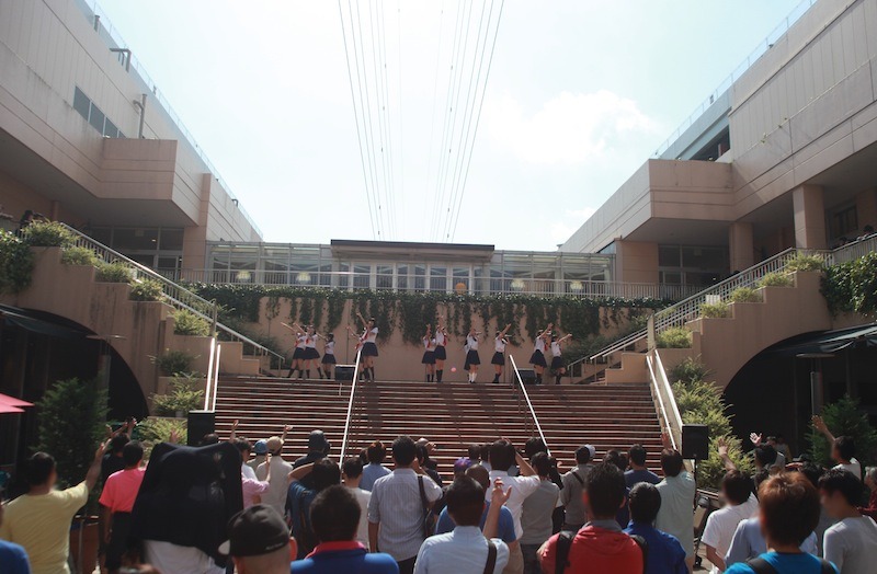 10月4日に神奈川・トレッサ横浜で行われたシングル「ビーマイ☆ゾンビ」キャンペーンの様子。（写真提供：MAGES.）