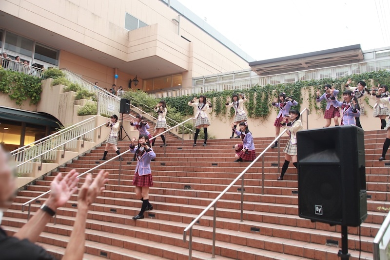 10月4日に神奈川・トレッサ横浜で行われたシングル「ビーマイ☆ゾンビ」キャンペーンの様子。（写真提供：MAGES.）