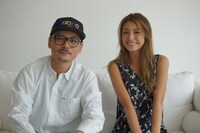 左よりKATSUYUKI a.k.a. DJ CONTROLER、木下優樹菜。