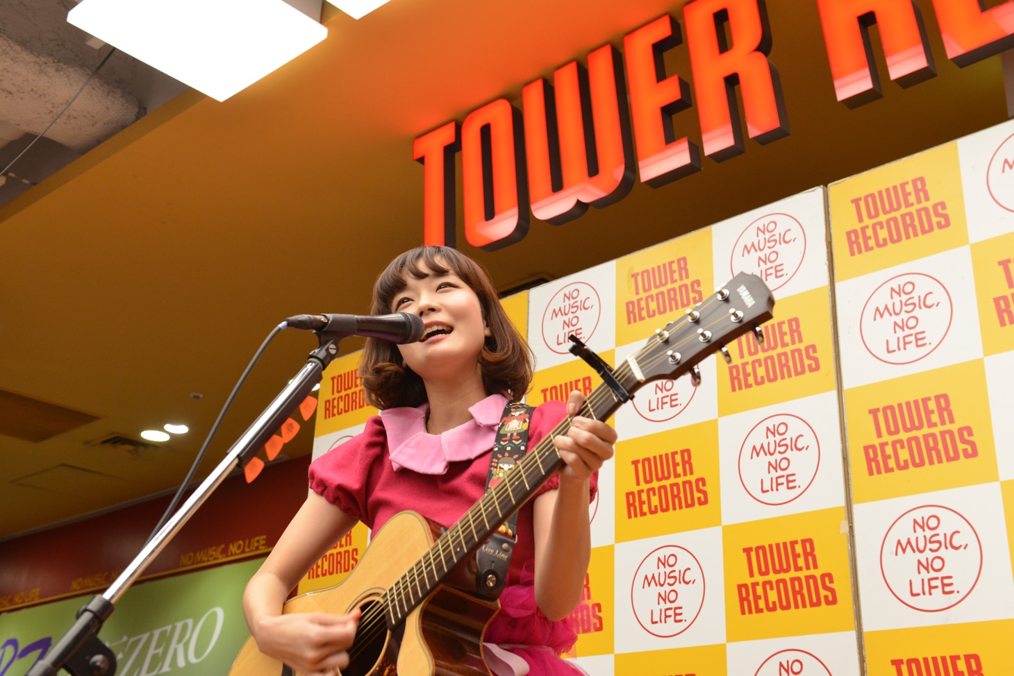 吉澤嘉代子「秘密公園」発売記念イベントの様子。
